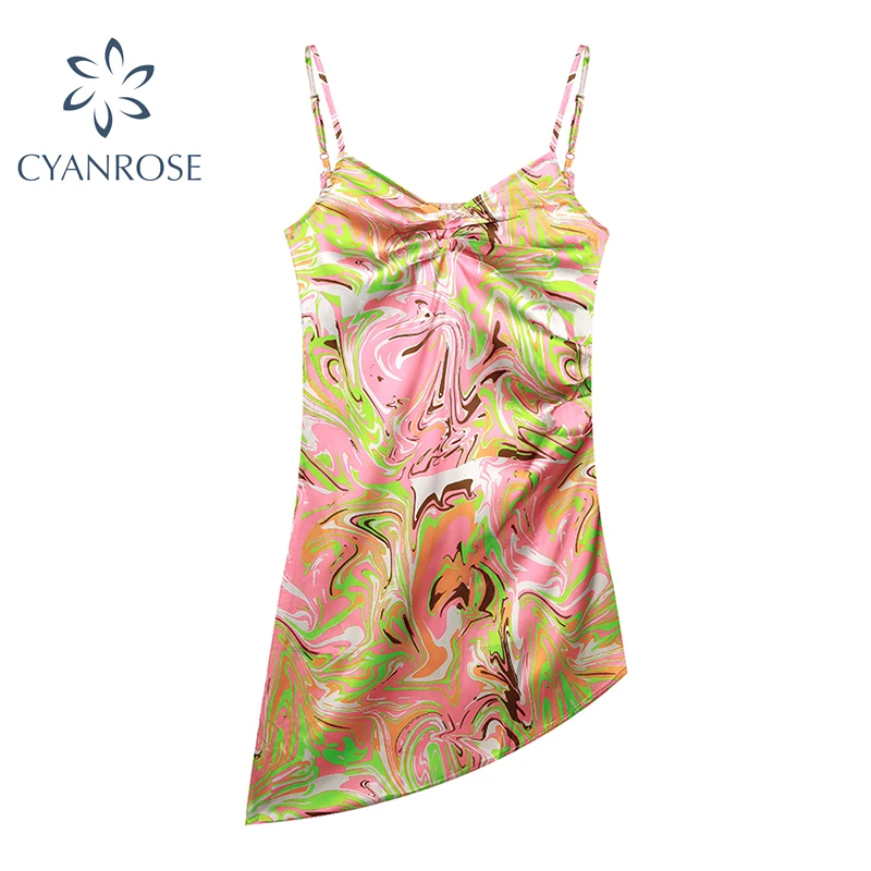 Женское платье на бретельках плиссированное короткое с V образным вырезом