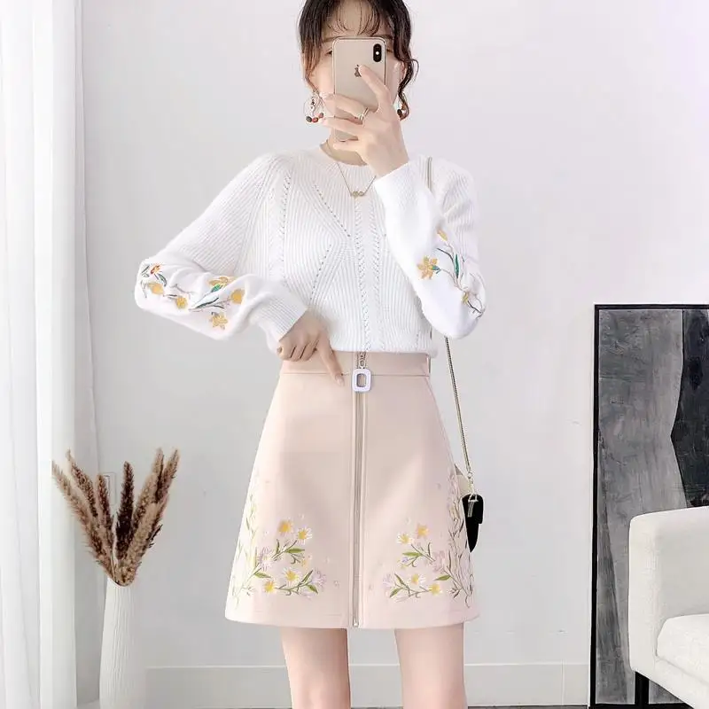 Женский трикотажный костюм свитер с цветочной вышивкой + юбка вязаный пуловер и