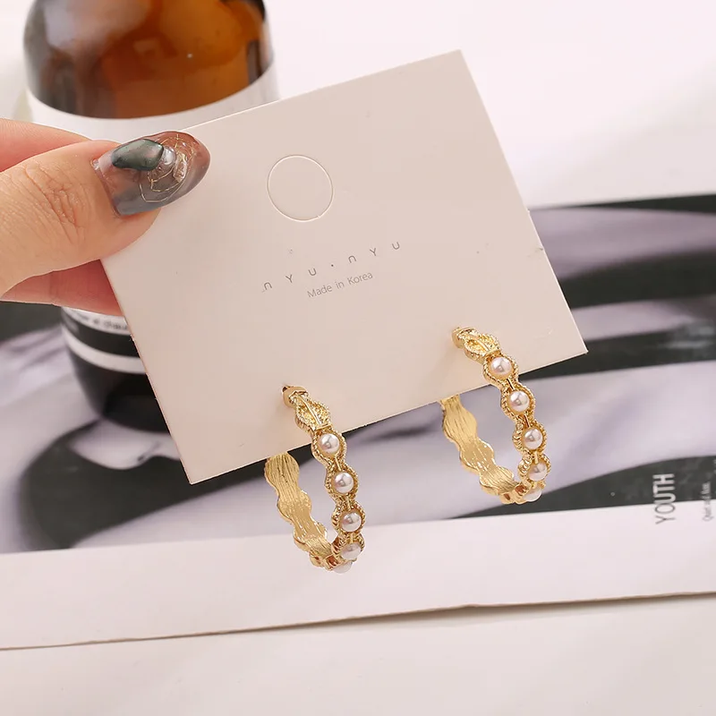 

Gold Color Vintage Simulated Pearls Hoop Earrings Fashion C Shaped Big Circle Hoops Statement Earrings for Women Party Jewelry