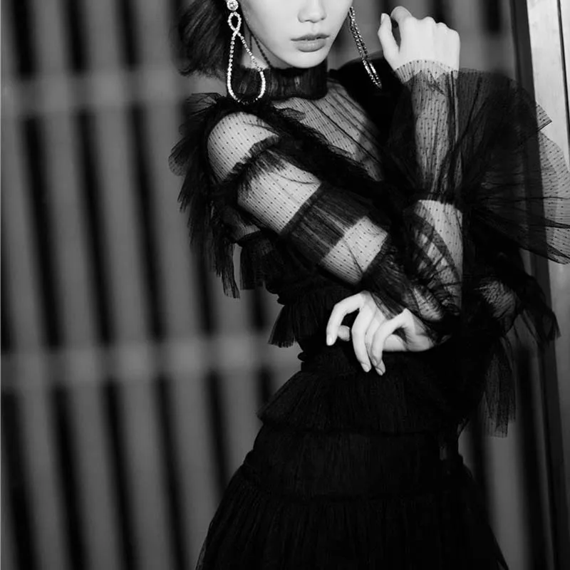 

New Star with Deep V Perspective Screen Lace Dress Cake Temperament Dress Spring