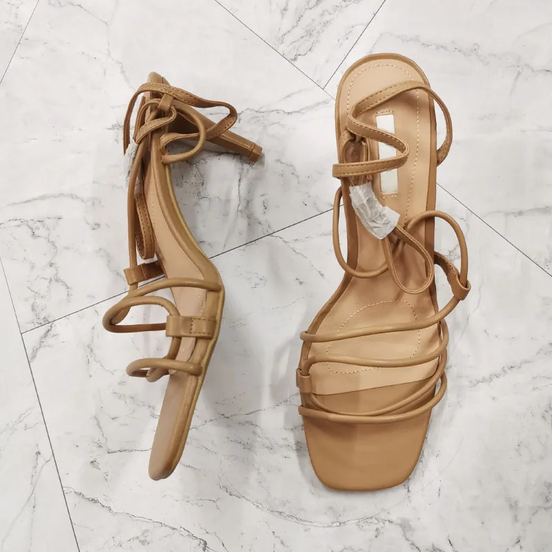Женские босоножки на высоком каблуке тонком с ремешком сзади шнуровке лето