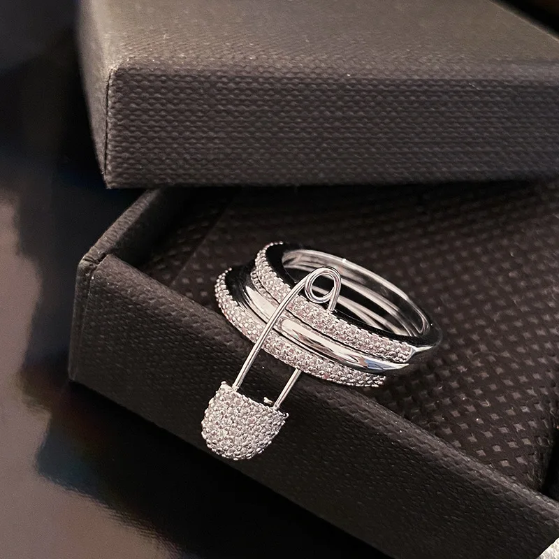 

Роскошный комплект из 3 ремешков в форме булавки с фианитами и кристаллами серебряного цвета Модный брендовый дизайн для женщин