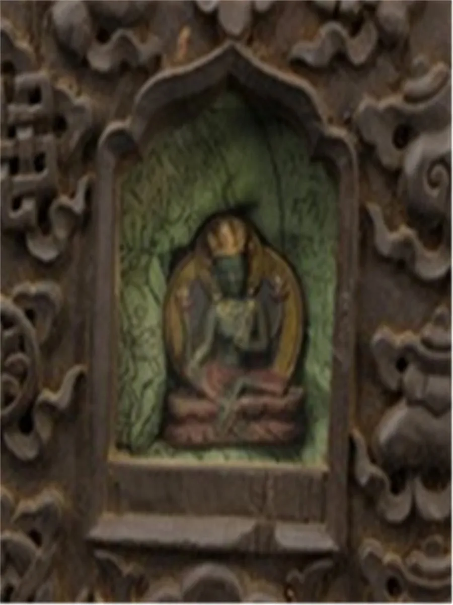 Тибетские монахи в Китае принимают старый чистый ручной резьба по дереву для