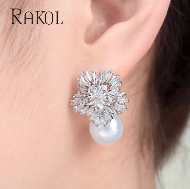 Женские серьги-гвоздики с белым жемчугом и фианитом | Украшения аксессуары