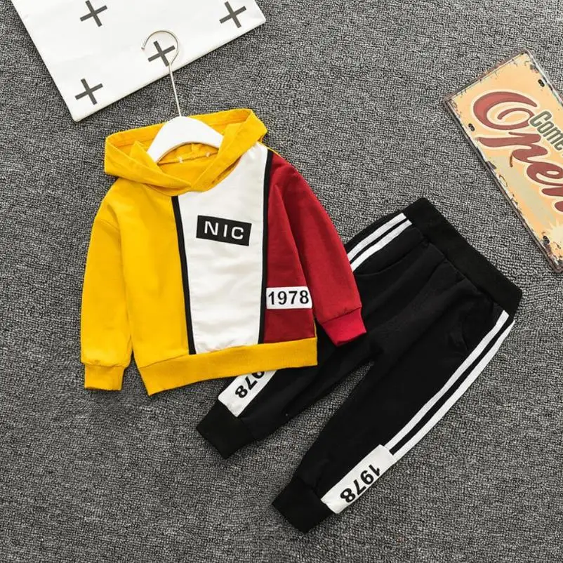 2020 модный костюм для маленьких мальчиков свитер с капюшоном и надписью + штаны 2