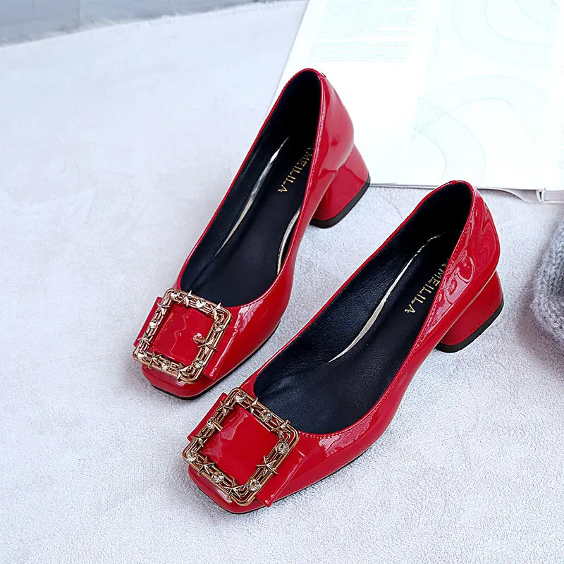 

Лакированная кожа металлическое украшение Женская обувь телесного цвета ретро Удобная светильник Кая Нескользящая износостойкая Свадебн...