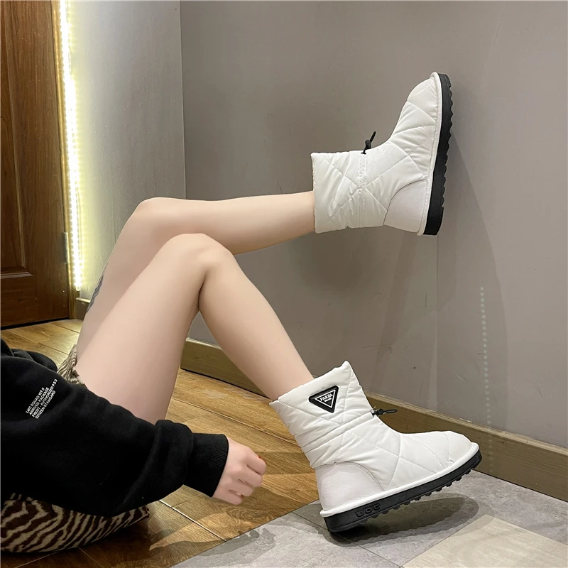 

Новинка 2021, модные трендовые стильные женские ботильоны на осень и зиму, удобные и теплые короткие плюшевые женские зимние ботинки, размер 40