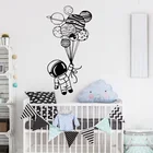 Астронавт, держащий воздушные шары, наклейка на стену, космическая виниловая наклейка, Наклейки на стены с именем на заказ для детской комнаты, декор для спальни NR70