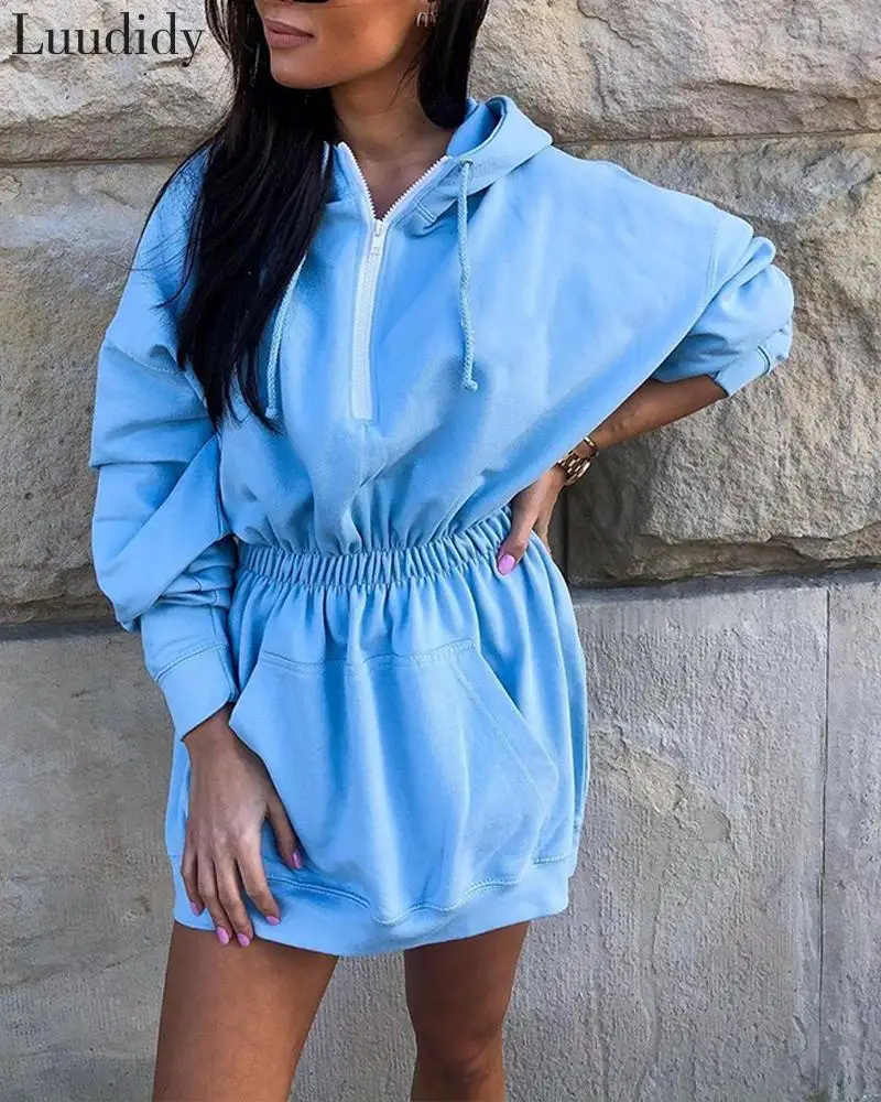 Женское повседневное мини платье на молнии однотонное с капюшоном и длинными