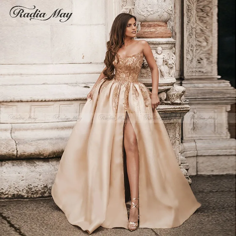 Длинное арабское вечернее платье цвета шампанского золотистого украшенное