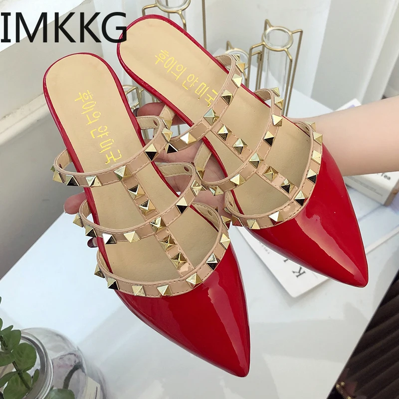 Женские босоножки без задника на плоской подошве с шипами и т-образным ремешком