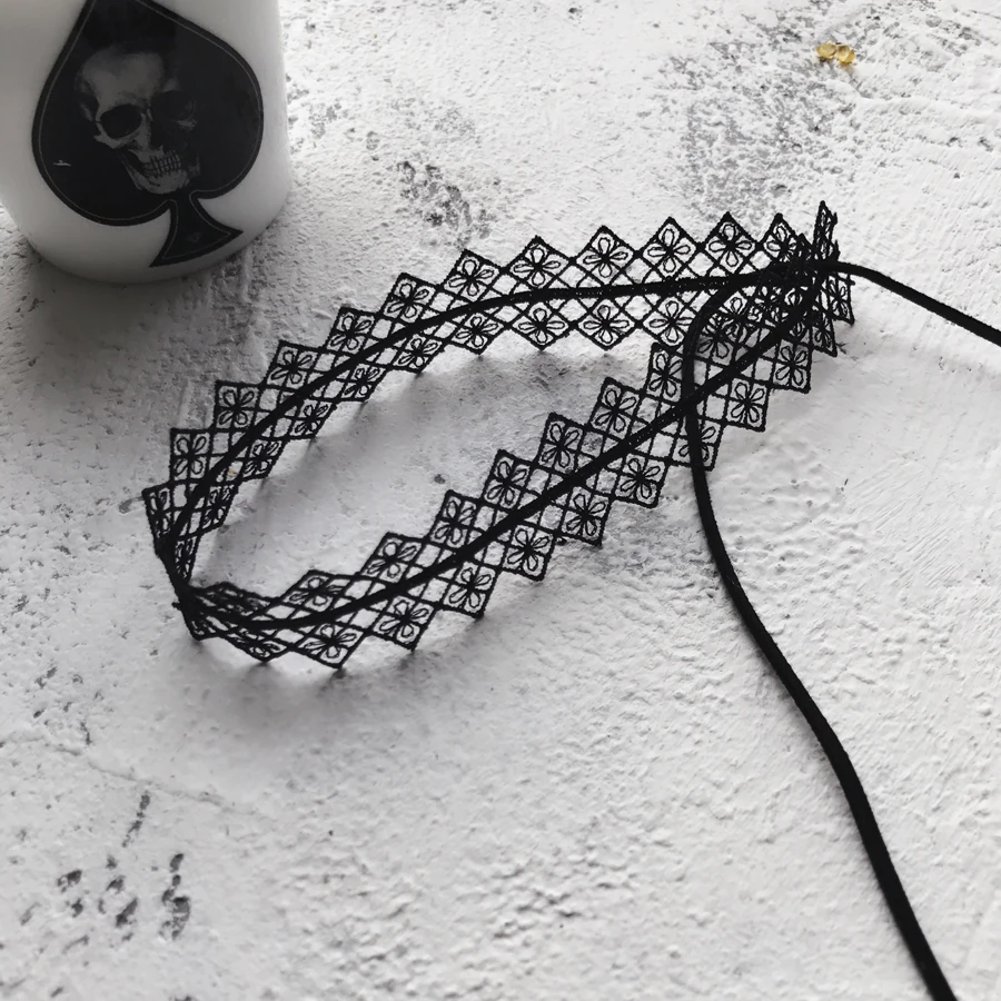 

Dark lace Choker minimalist wavy dark collar