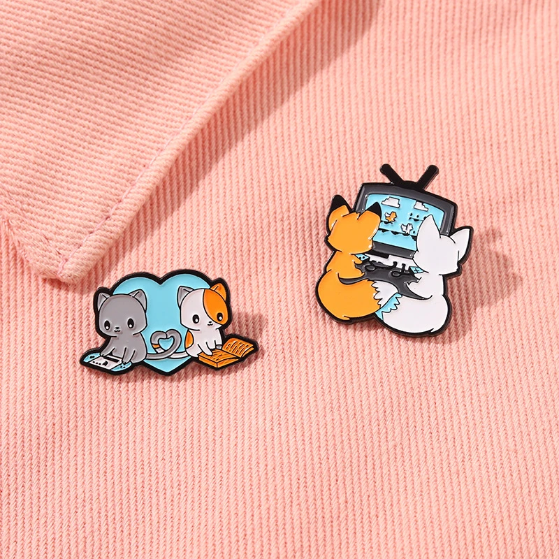 

New Two Cartoon Foxes and Cats Playing Reading Books Lovers Friends Metal Enamel Brooch Lapel Pin Jewelry Badge Accessories