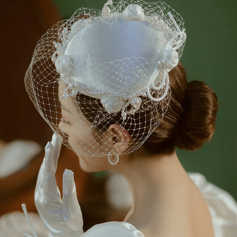 

2021 New Fashion Elegant Wedding Hat White Pearls With Net French Top Hat Formal Occasions Lady Headpiece Chapeau de mariée