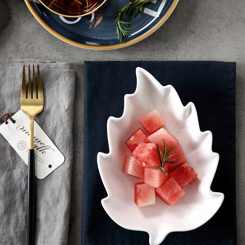 Керамическая тарелка в форме листа скандинавском стиле кухонная посуда западном