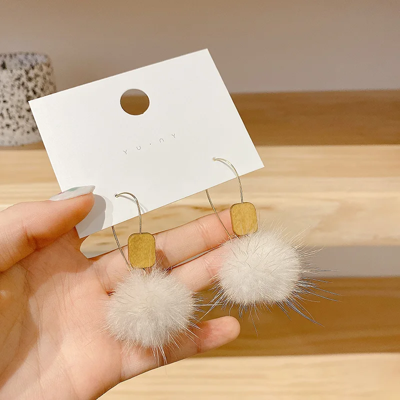 

Южнокорейские новые серьги с шариками для волос, темпераментные деревянные серьги из норковой шерсти, модные серьги, модные женские ювелир...