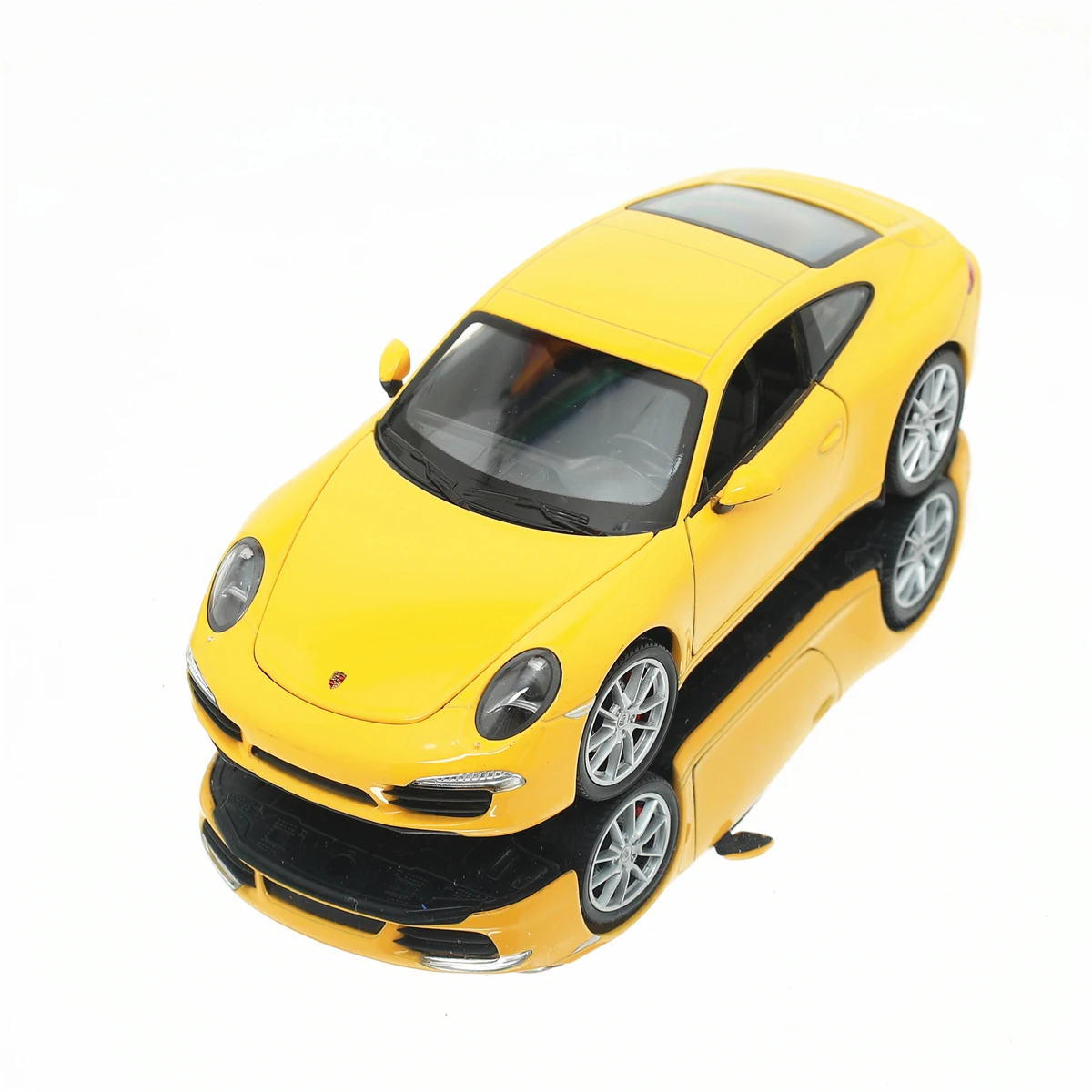 

Модель автомобиля Carrera S 1:24 из сплава,