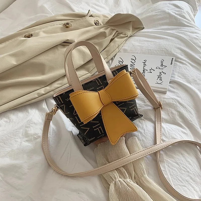 Модная трендовая сумка на плечо с буквенным принтом украшенная бантом