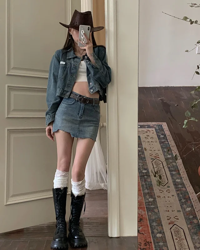 Женская короткая джинсовая куртка с высокой талией |