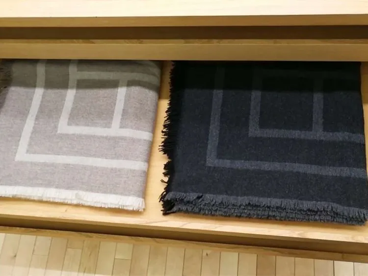 Женский жаккардовый квадратный шарф с геометрическими полосками новый