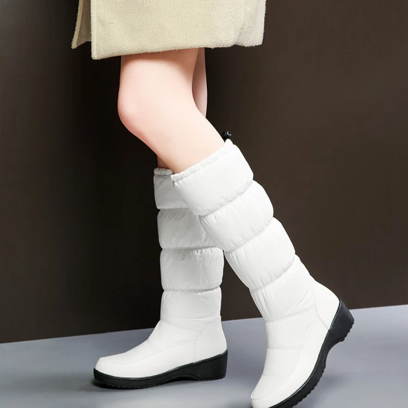 REAVE CAT/Большие размеры 35-44, новинка г. Модные женские ботинки теплые зимние ботинки на пуху зимние сапоги до середины икры на толстом меху Размеры 35-44, whit