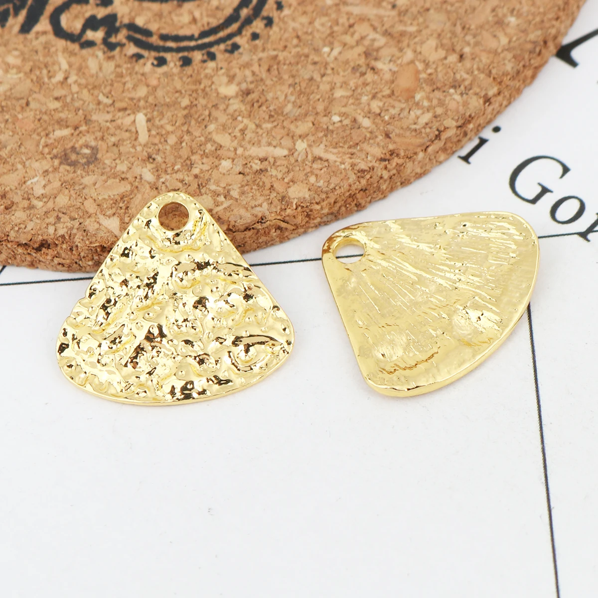 

10 PCs Triangle Charm Pendants Gold Plated Stripe Wealthy Charms For Nacklace Bracelet Handmade Jewelry Making DIY Accessories