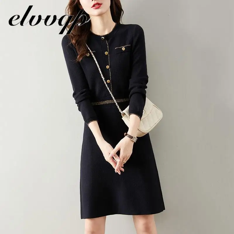 Женское трикотажное облегающее платье-свитер средней длины с круглым вырезом и