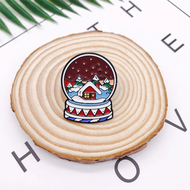 Эмалированная брошь с изображением замка хрустального шара фейерверка