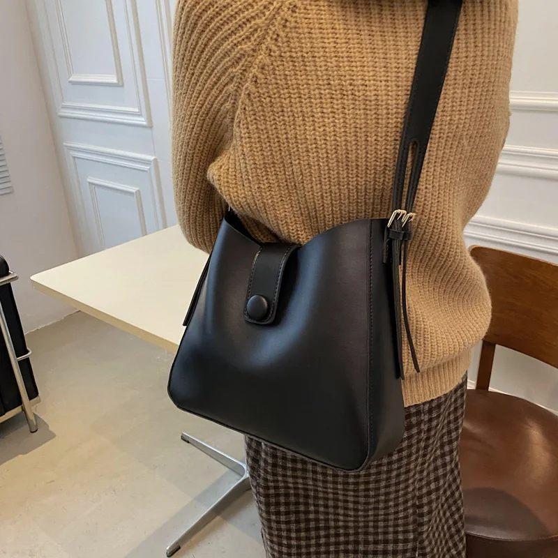 

Retro Large-capacity Female Bag Leather Solid Color Shoulder Bag Underarm Bag Messenger Bag Bucket Bag