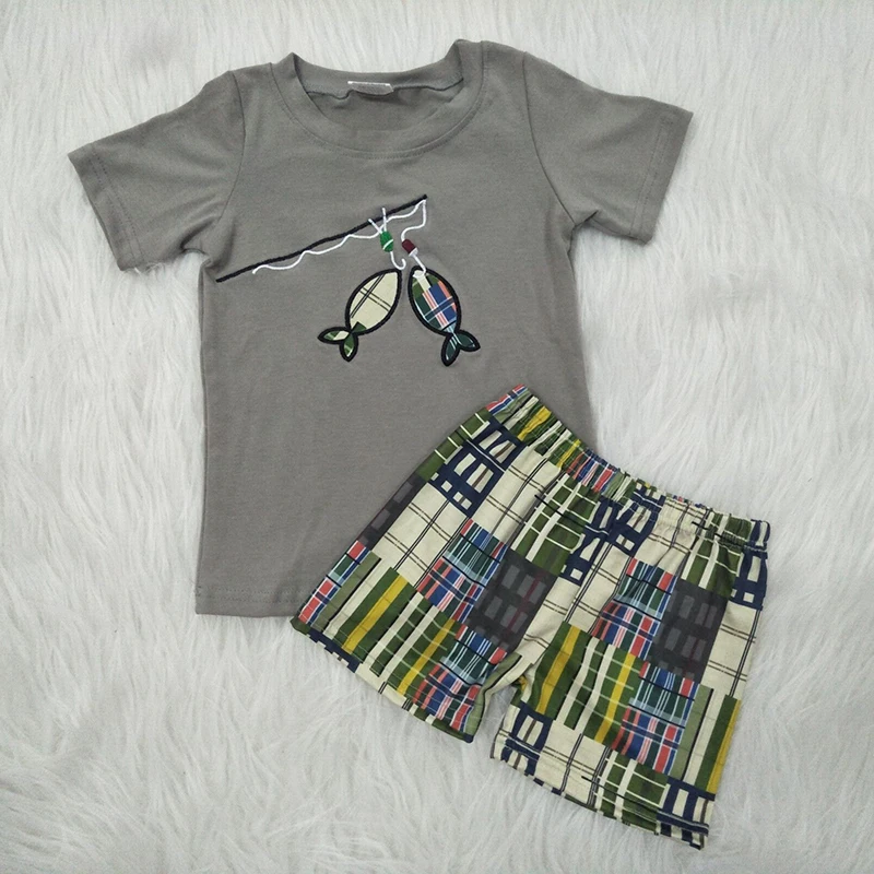 

Оптовая продажа, летняя одежда для мальчиков, рубашка с вышивкой в виде рыбы, детские шорты в клетку, красочные клетчатые брюки, одежда для д...