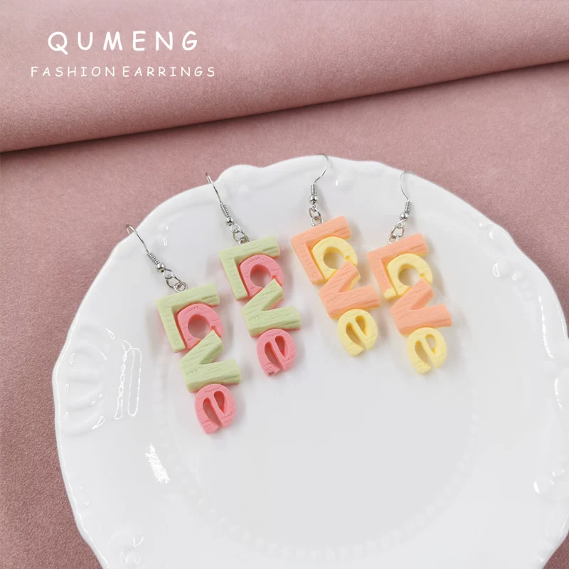 

QUMENG цветные яркие цветные контрастные буквы любовь полимерные Подвесные серьги 2021 модные классические романтические интересные украшения