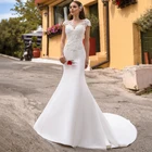 Кружевное свадебное платье с глубоким круглым вырезом и рукавом-крылышком
