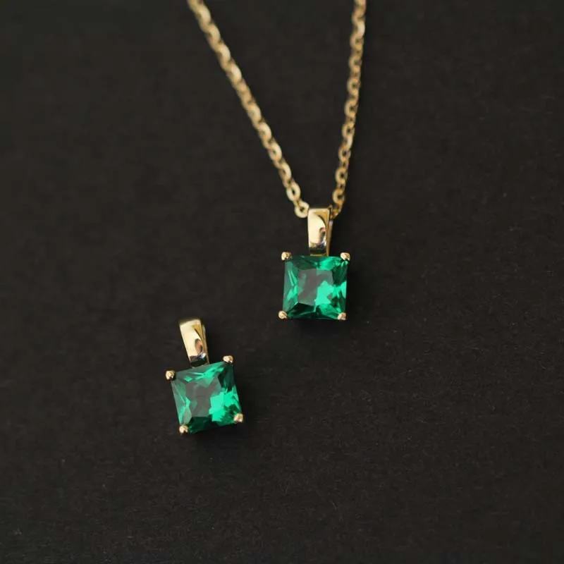 

CMajor 9ct Solid Gold Jewelry Temperament Delicate Personality Simple Elegant Geometric Square Classic Minimal Pendant for Women