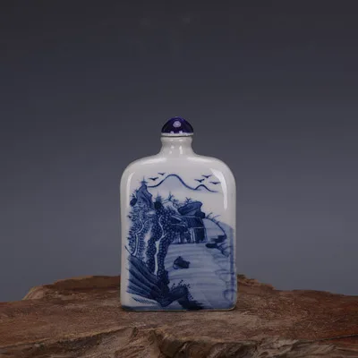 

Exquisite antique blue and white flat belly bottle Leaf snuff bottle decoration