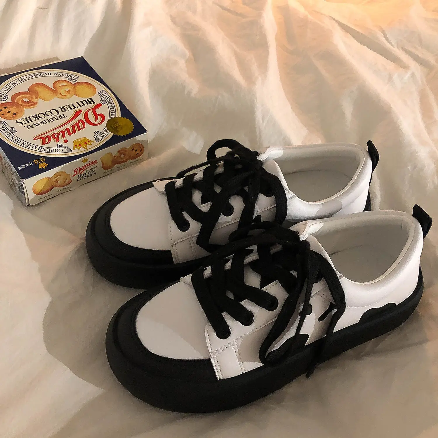 

Женские кроссовки в стиле Харадзюку, белые спортивные туфли с коровьим принтом, Лолита, на плоской платформе, Вулканизированная подошва, ко...