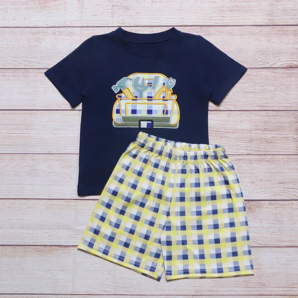 Летняя одежда темно-синий топ с коротким рукавом и желтые клетчатые шорты для