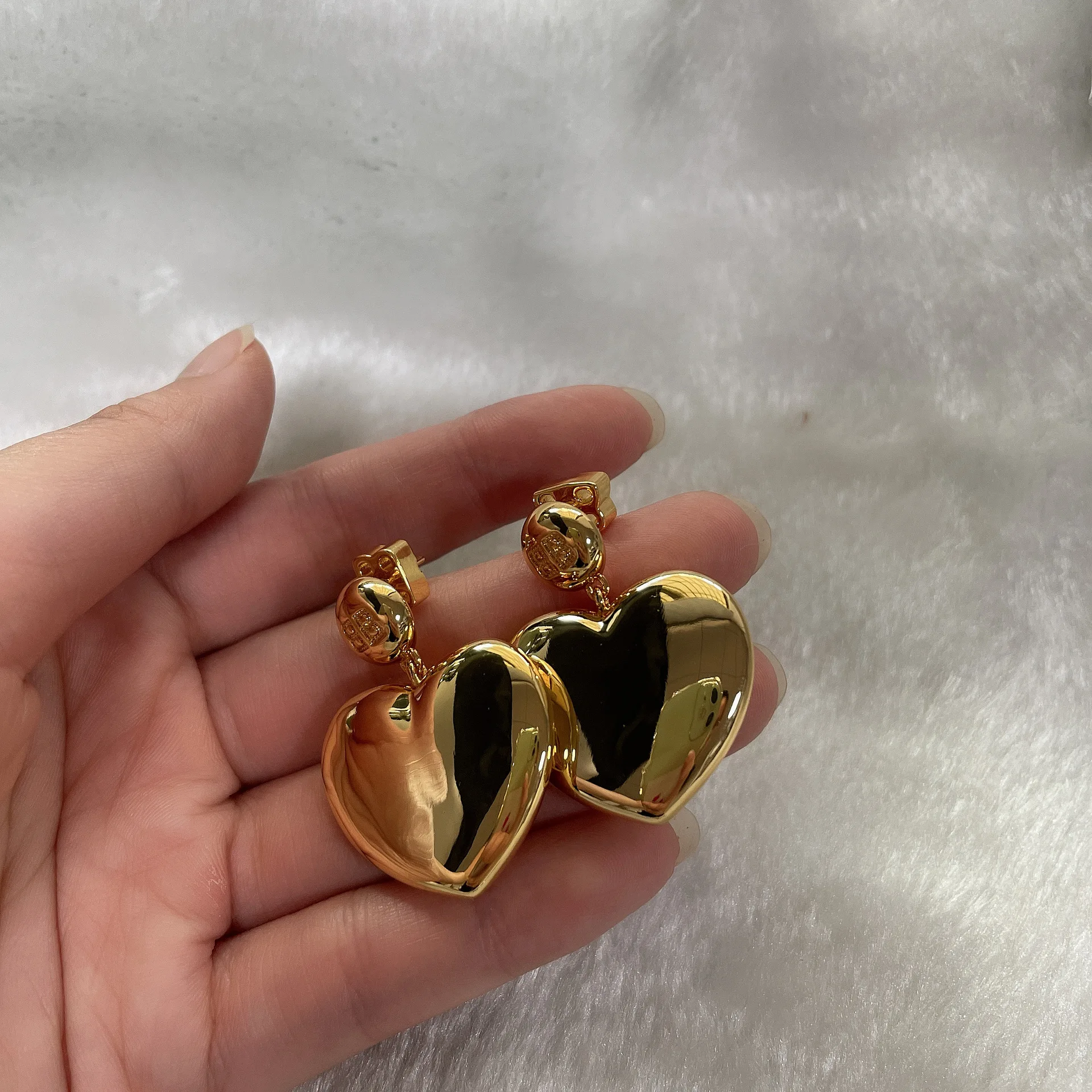 

European and American Internet Product Love Alphabet Letter Earrings Atmospheric Metallic Luster Simple Street Style Earrings