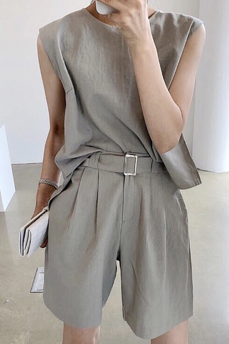 

Korea chic simple round neck pullover loose sleeveless vest shirt + high waist wide leg casual shorts with belt