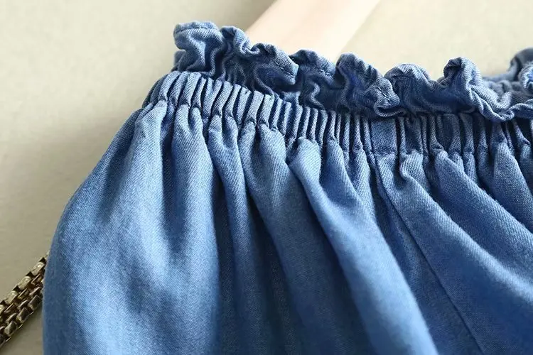 Джинсовая блузка с вышивкой и открытыми плечами расклешенными рукавами оборками