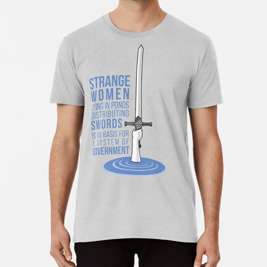 Странная женская футболка лежа в прудах раздающая мечи Монти питон Мони святая