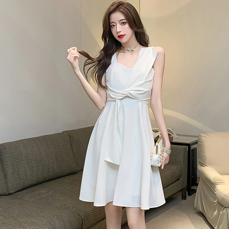 Женское платье трапеция с драпировкой белое офисное на тонких бретельках в стиле