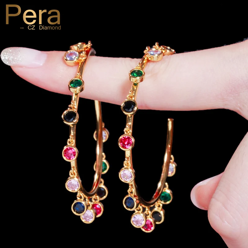 Женские серьги кольца Pera круглые с кубическим цирконием золотого цвета