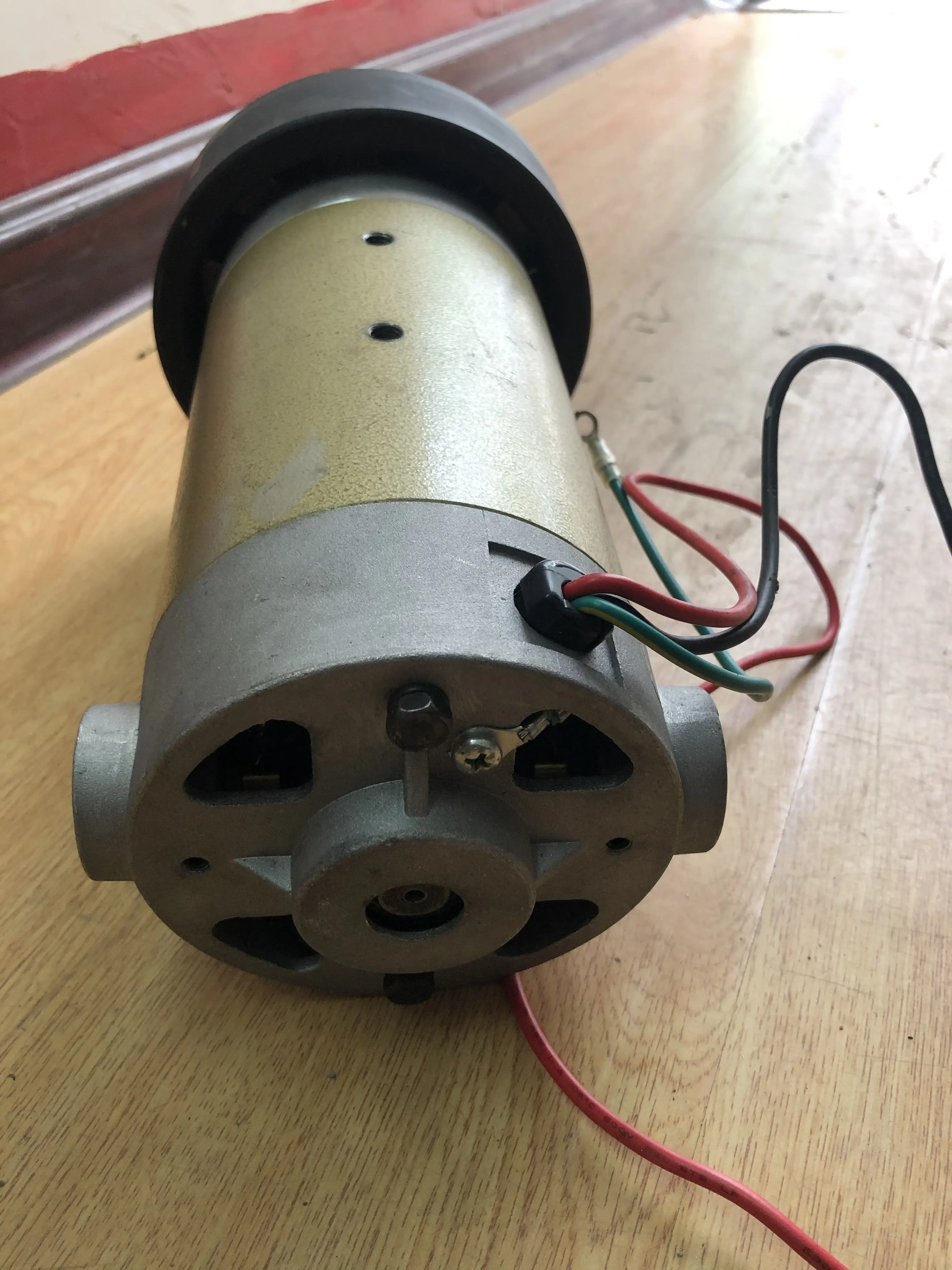 Универсальный беговый двигатель постоянного тока с постоянным магнитом |