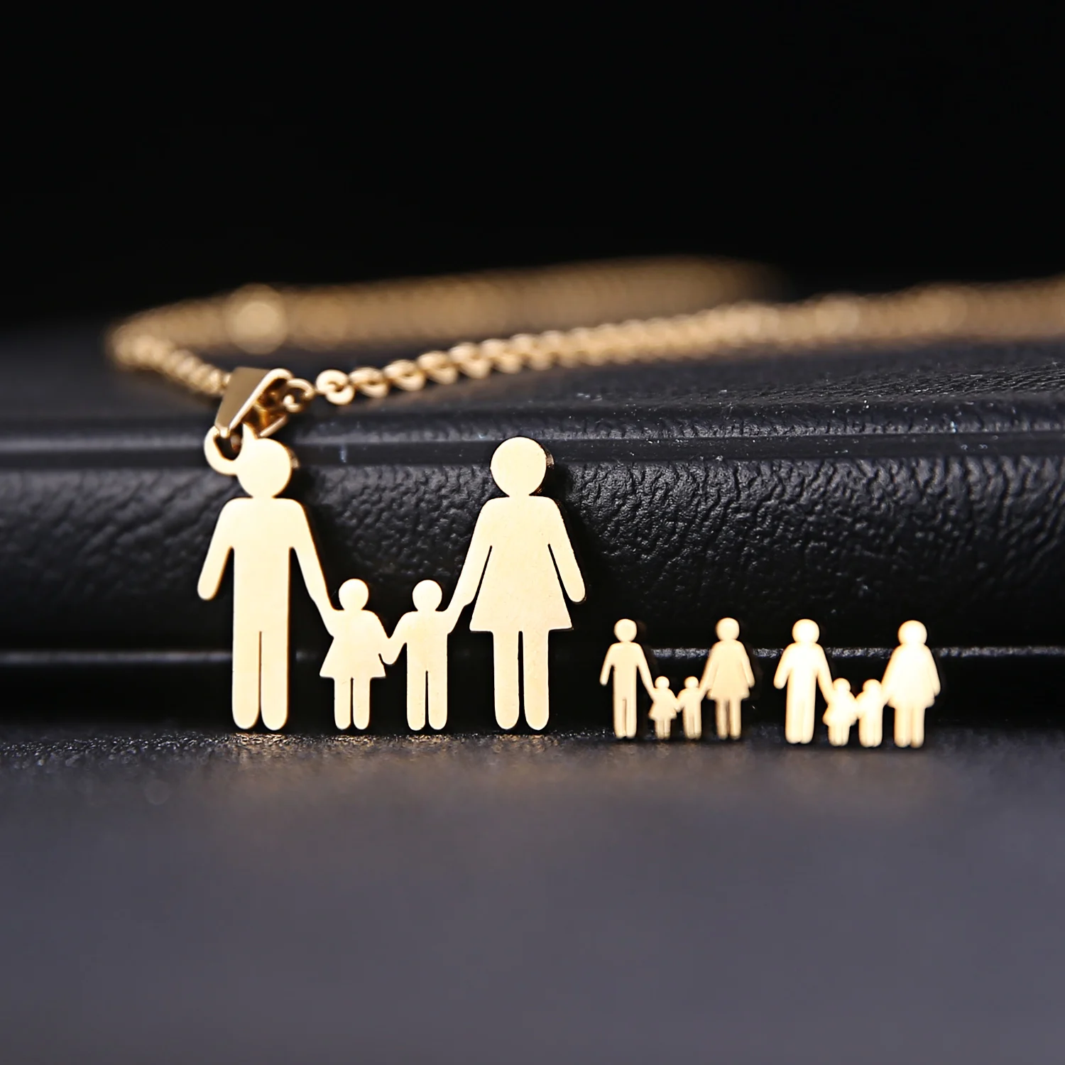 

Romantic Love Family Jewelry Set Father Mom Son Daughter Holding Hands Stainless Steel Stud Earrings Pendant Necklace Best Gift