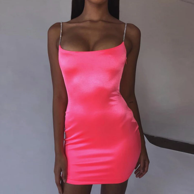 Женское блестящее атласное платье Colysmo розовое облегающее летнее с кристаллами