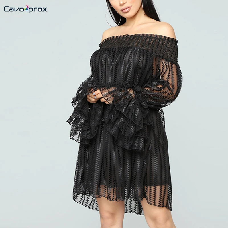 Женское кружевное мини-платье выше колена с открытыми плечами и длинным рукавом