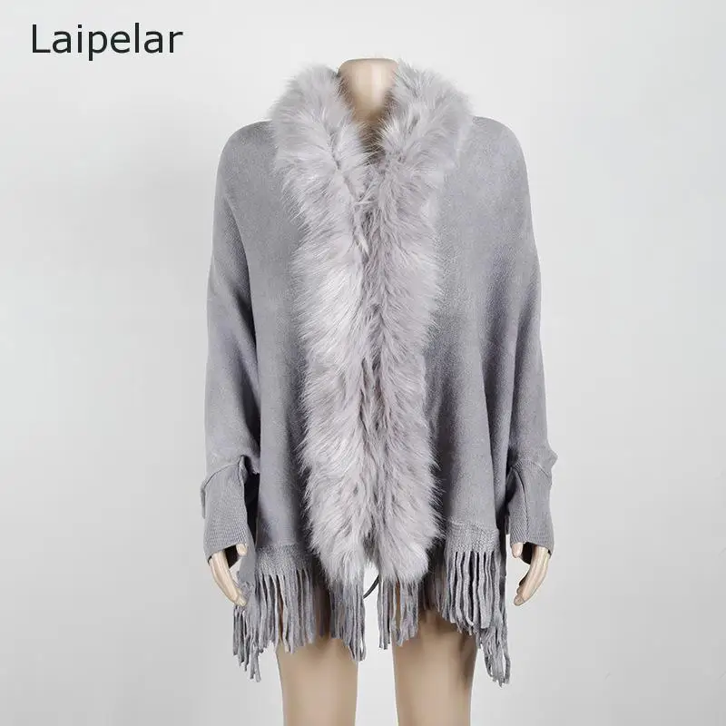 Женская накидка средней длины с кисточками и воротником из искусственного