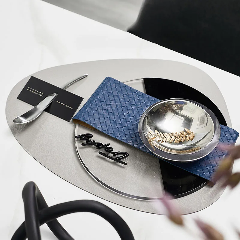 

И белый мозаичный поднос для подушки, современный минималистичный выставочный зал, витрина, посуда, круглая подстилка, плетеная