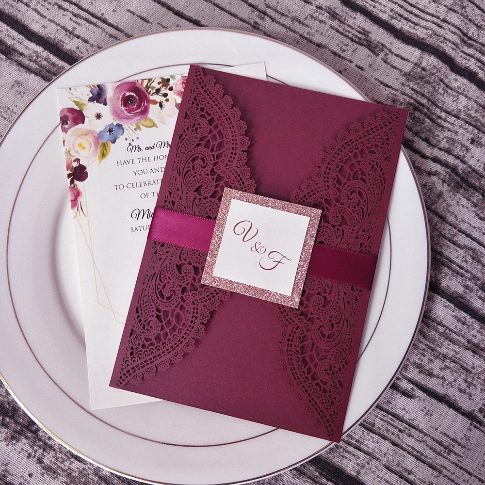 Свадебное приглашение на свадьбу бордовое кружево с лентой и ярлыком из розового
