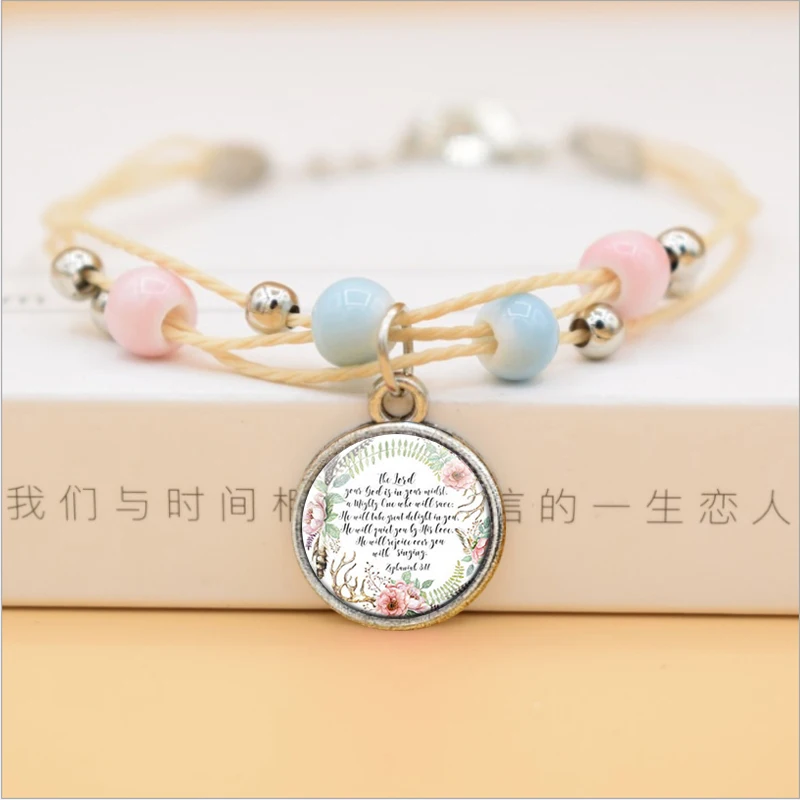 Женский браслет из керамических бусин с изображением бога в ней | Украшения и